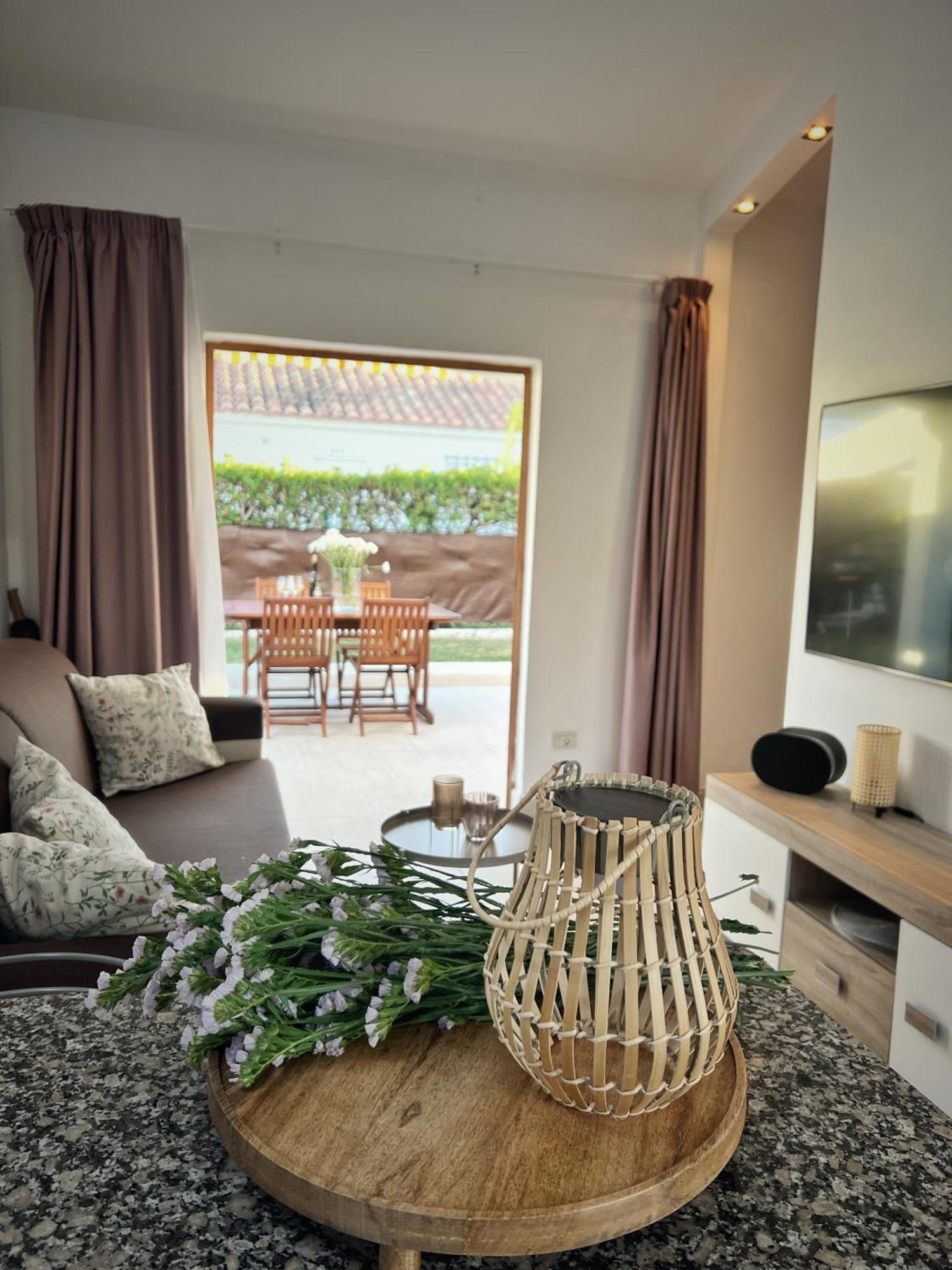 Buzzstays: 1-Bed Bungalow, Garden, Near Yumbo & Beach 马斯帕洛马斯 外观 照片